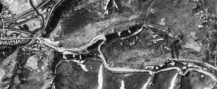 歌登町営軌道・毛登別トンネルの空中写真。昭和23年5月7日、米軍撮影（角度補正）。