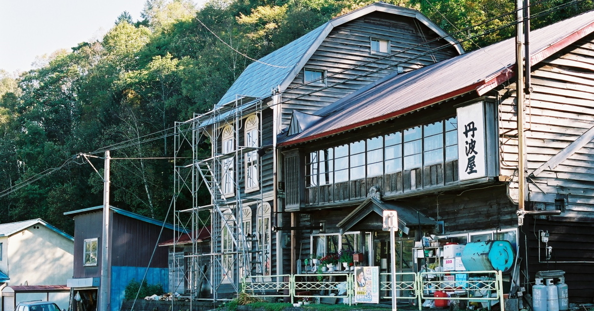 旧丹波屋旅館全景。2006年10月5日撮影。